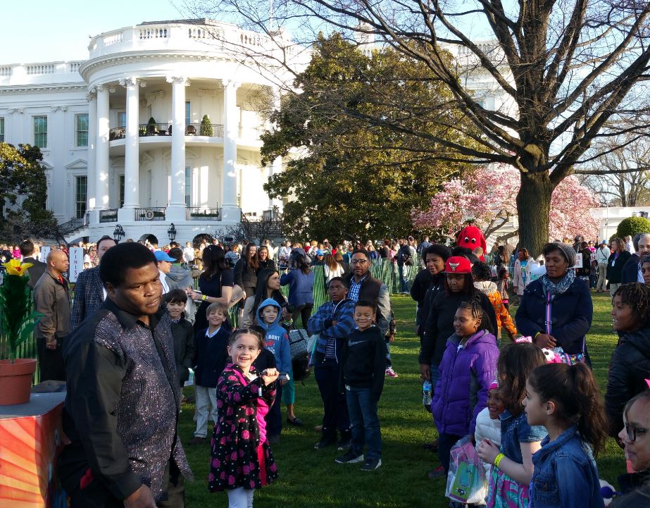 Dynamikemagic's tweet image. Performing magic at the White House Easter Egg Roll for 2015.