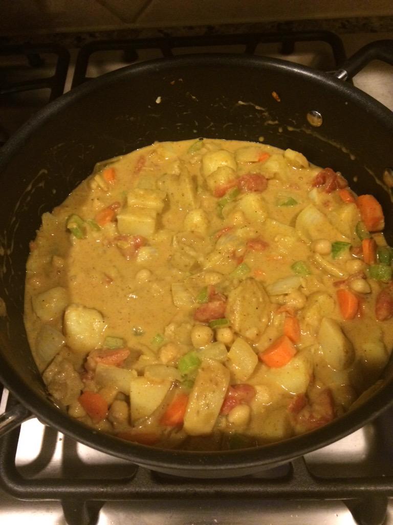 __veggiedog's tweet photo. If you can't tell, that deliciousness is coconut potato curry. 🙏🏻 http://t.co/7BurHw3Ji6