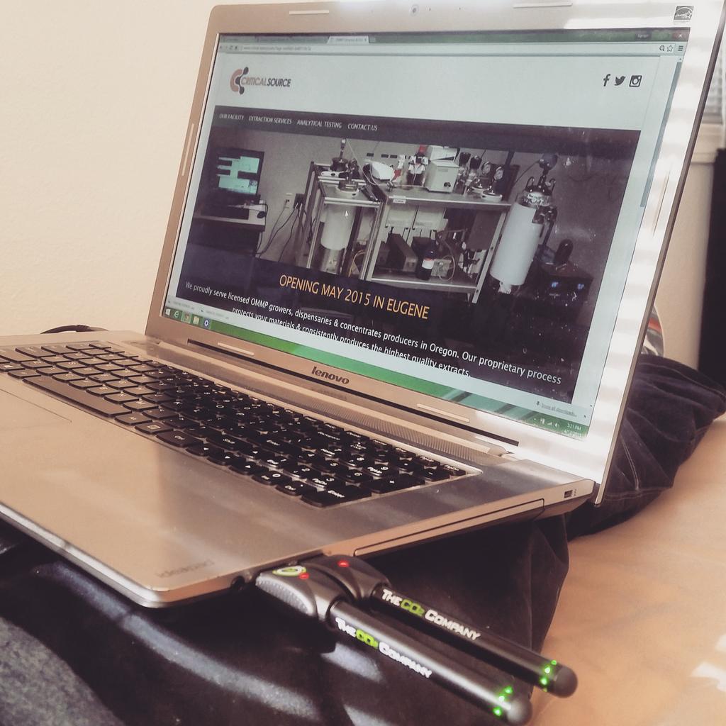 CriticalSource's tweet photo. Sundays are great for recharging the batteries #puntastic #vapelife #co2oil #yeahdatsco2 #ommp #sundayfunday #vapepen http://t.co/S1oXBhzxas