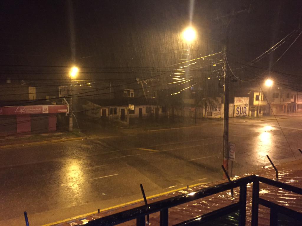 WilsonMerino's tweet photo. Fuerte lluvia en Santa Rosa de El Oro http://t.co/CDfjaSTsGm