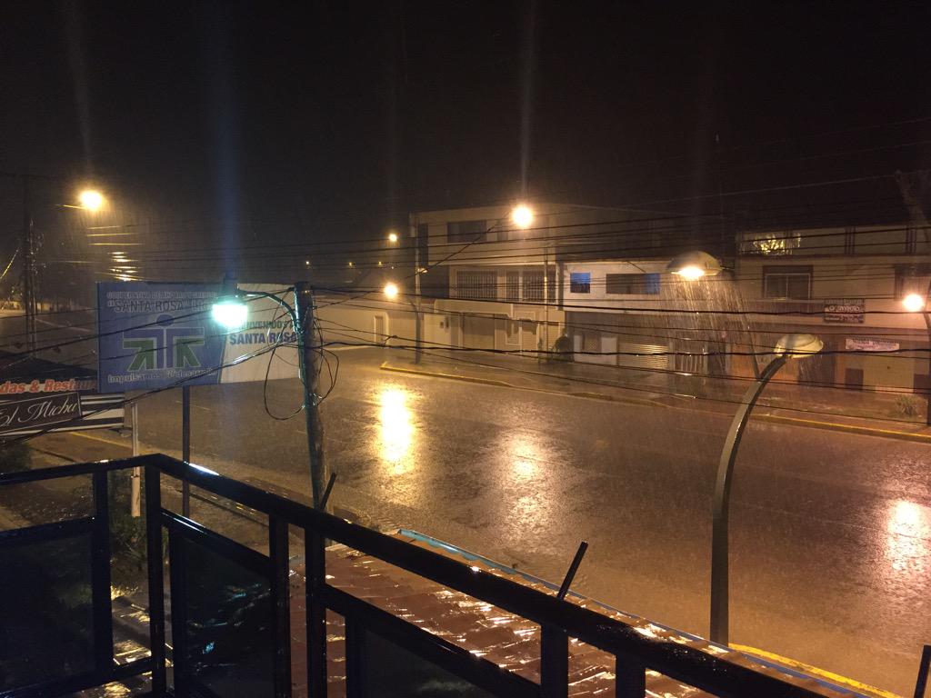 WilsonMerino's tweet photo. Fuerte lluvia en Santa Rosa de El Oro http://t.co/CDfjaSTsGm