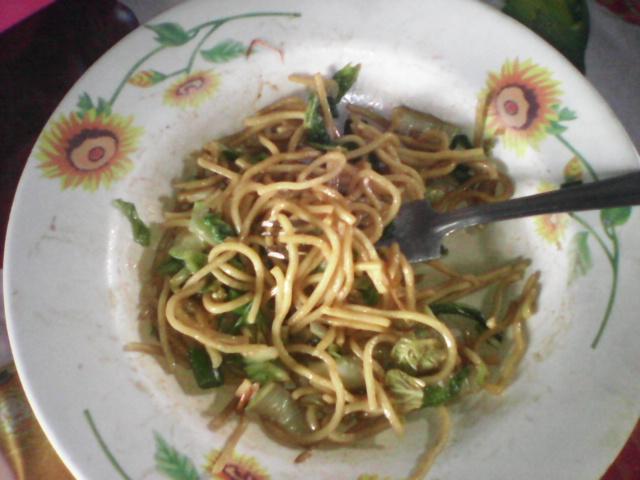 BebeRutha's tweet photo. Goodafternoon :) #EatingPancit #MySnacks #Yumyum! #JUSTENJOY http://t.co/UjpzEQtuIu