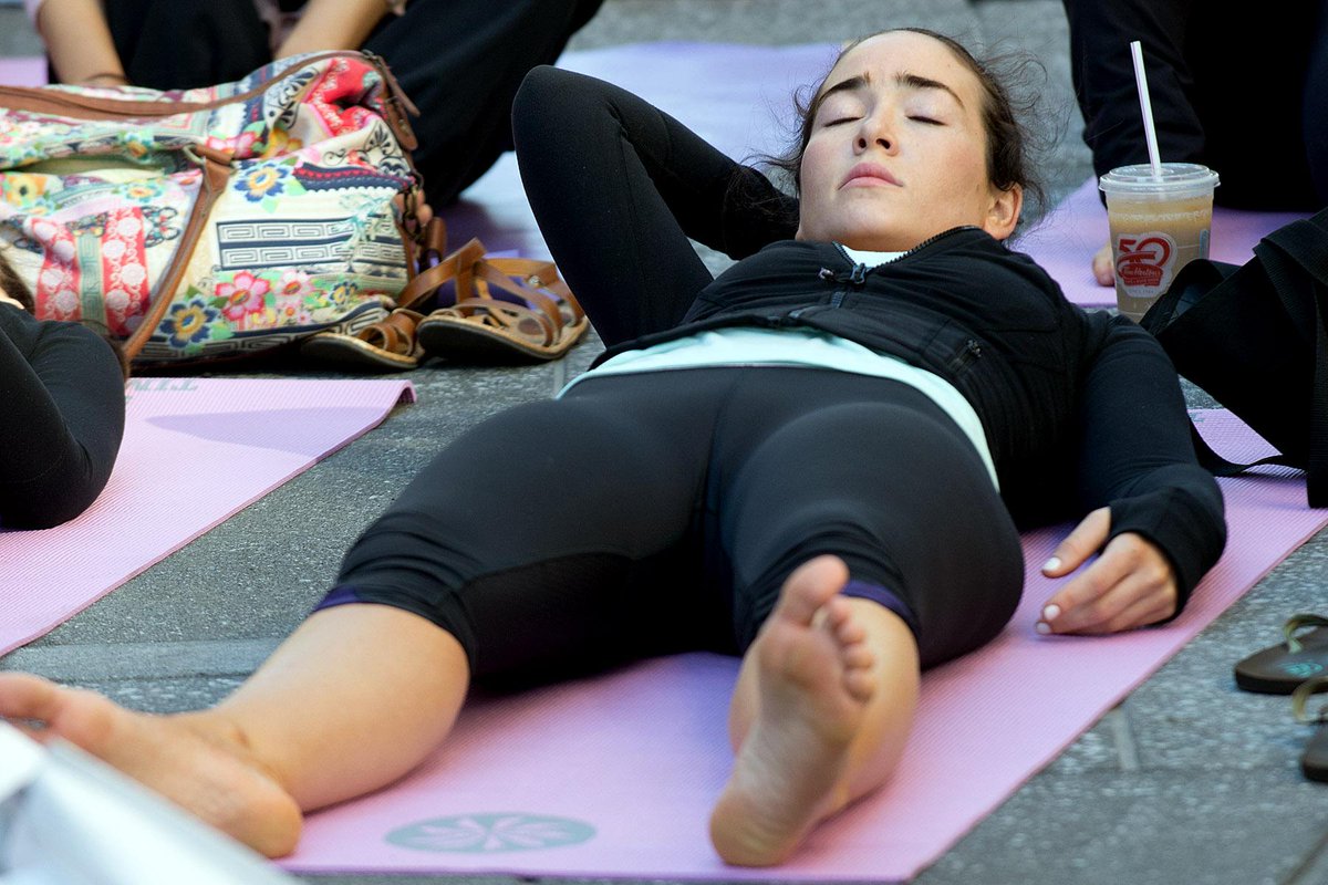 Yoga girl with hot body & tight leggings #yogaleggings #yogagirl #yogac...