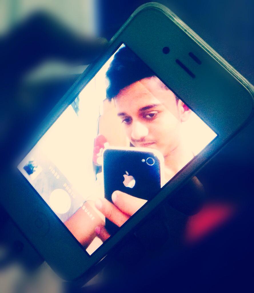 SamirSaiyad6's tweet photo. I'm Dai hard fan stkkkkk dudeee I mean #SHAHRUKHKHAN http://t.co/vklZoTXSMd