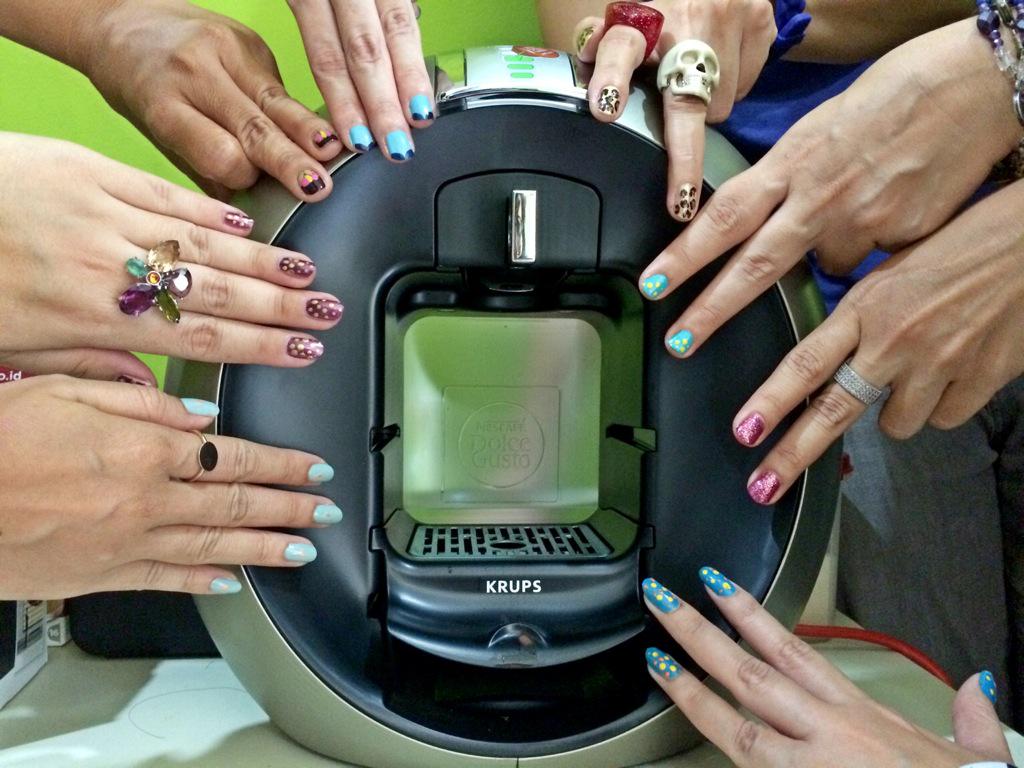 sabaiX's tweet photo. KUKUNYA!! "@puandinar: Kumpul2 kuteks cantiks di rmh @sabaiX powered by @DolceGustoID senang! @ciketoot http://t.co/HDIxnHsPai"