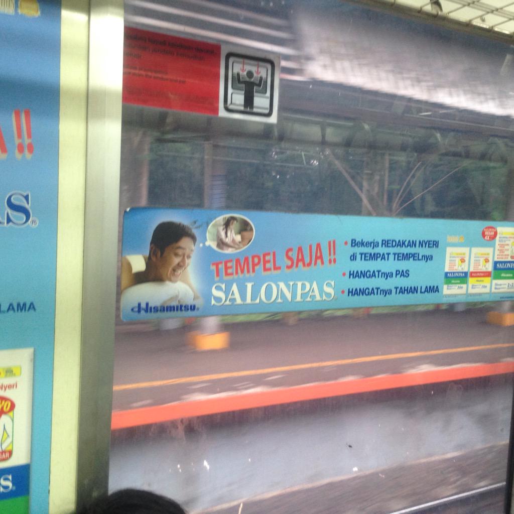 hudatop's tweet photo. Media planner Salonpas ini jeli banget lihat posisi. Tp sbg penumpang, sy merasa sangat terganggu. @VIAeight http://t.co/AFgxhXs0AN