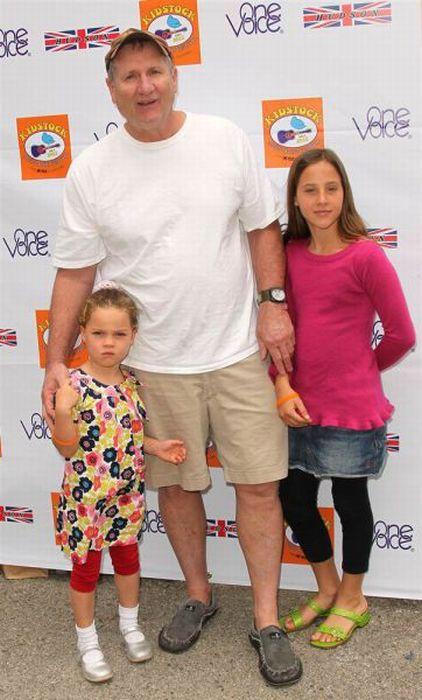 I wanna wish a happy 69th birthday 2 Ed O\Neill I hope he has a great day with his daughters 