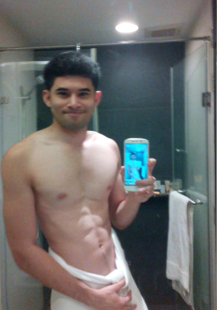 RatchanonRk's tweet photo. อาบน้ำ ไปโดนสาดน้ำสักหน่อยไหม?
หรือจะไม่อาบน้ำดี? แปรงฟันอย่างเดียวดีไหม? 
#sonkran  #sonkranfestival  #shower #water http://t.co/22RWDrAZ03