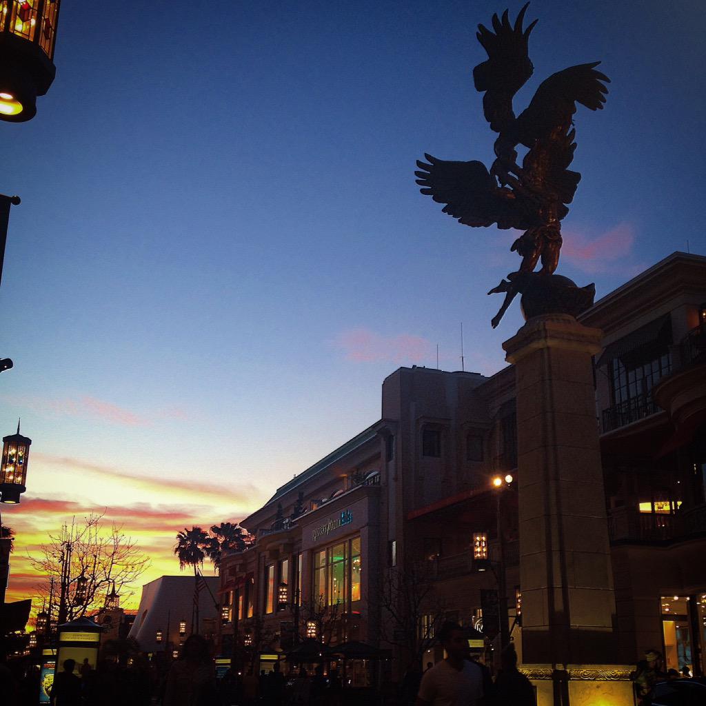 gigi_dotcom's tweet image. Dusk at @TheGroveLA #FirstTimeVisit #It's a #MustDo #WhatToDoInLA @FarmersMarketLA