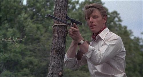 Aquí Edward Fox al tanto de quién le felicita y quién no...
Happy Birthday, gentleman! 