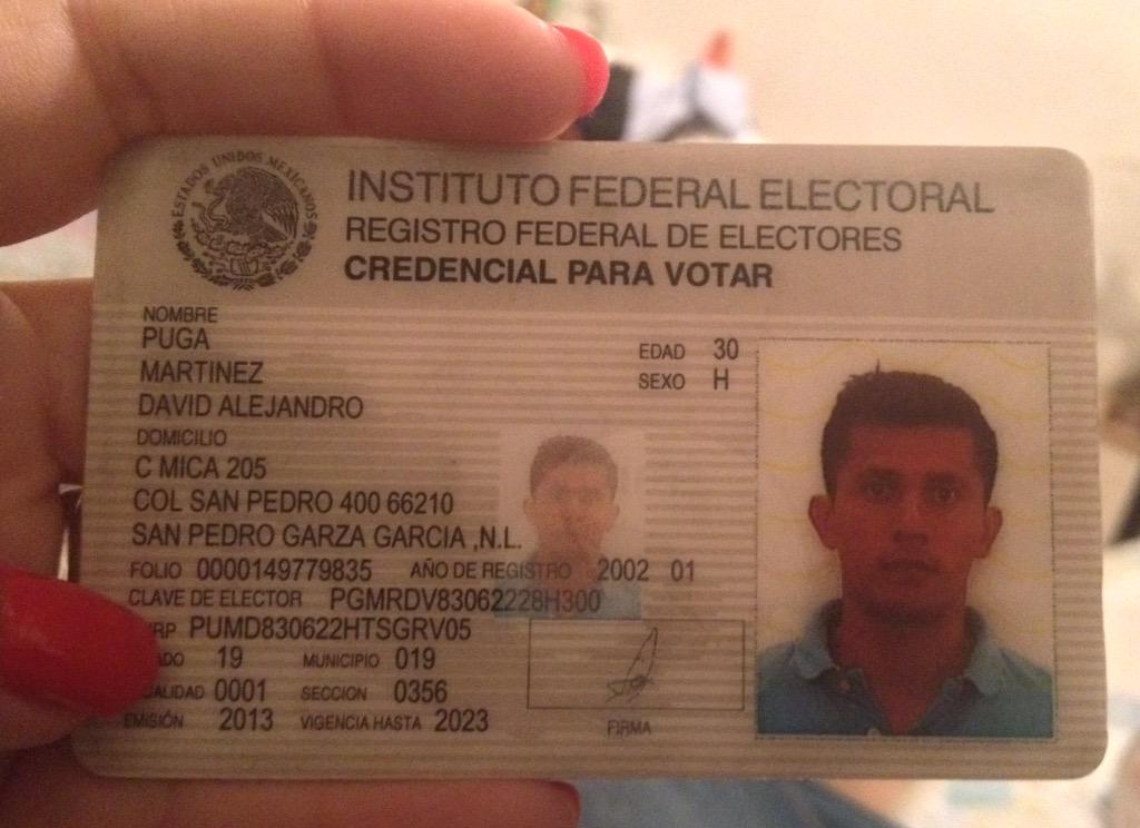 Esme_BasoriaO's tweet photo. Alguien conoce a esta persona !?? Nos encontramos su #IFE y varias tarjetas !! #RT @Cicmty http://t.co/CRTixHeZ4a