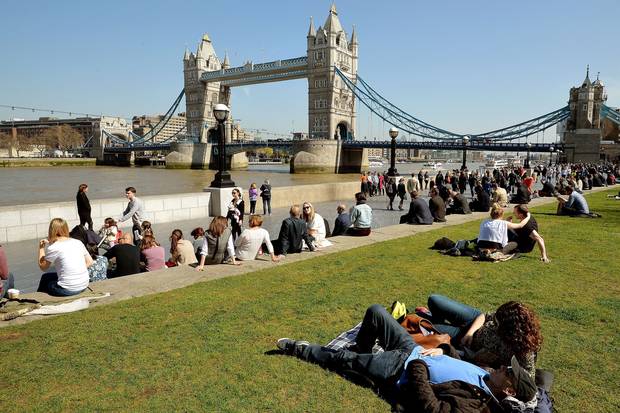 standardnews's tweet photo. Temperatures in the capital to hit 24C as London set for three days of sun http://t.co/6ul8qLZck2 http://t.co/Q77vi6D7ti