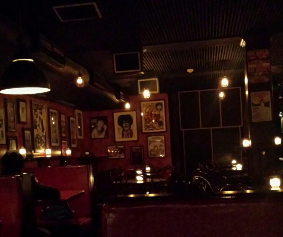 nicksplitter's tweet photo. Maybe the coolest bar in #sydney... #justonebeer #thenbedtime (@ Mojo Record Bar) https://t.co/Yz2bTATPHS http://t.co/0y3Mi2le7L