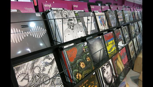 hmvtweets's tweet photo. It’s official, #vinyl is getting its own chart from today! #VinylRevival http://t.co/xFARS6KanT