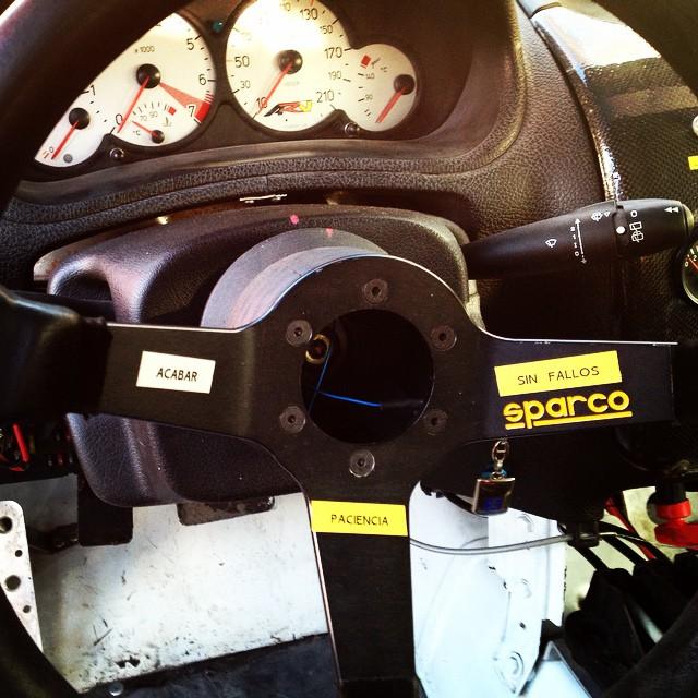 QuiquePortela's tweet photo. As consignas de #RicardoVidal no volante do seu #PeugeotARV #Acabar #SinFallos #Paciencia .Via #AlbertoCañas http://t.co/wK2bQYyJ6O