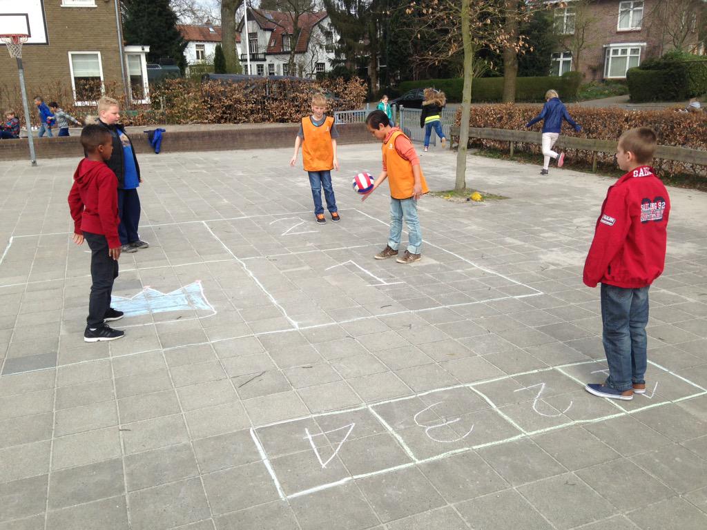 Bassmits_BW's tweet photo. @CSODePrinsenhof maakt kennis met het spel #kingen. De leerlingen zijn fanatiek bezig:) @BeweegWijs http://t.co/ioizpyyPW3