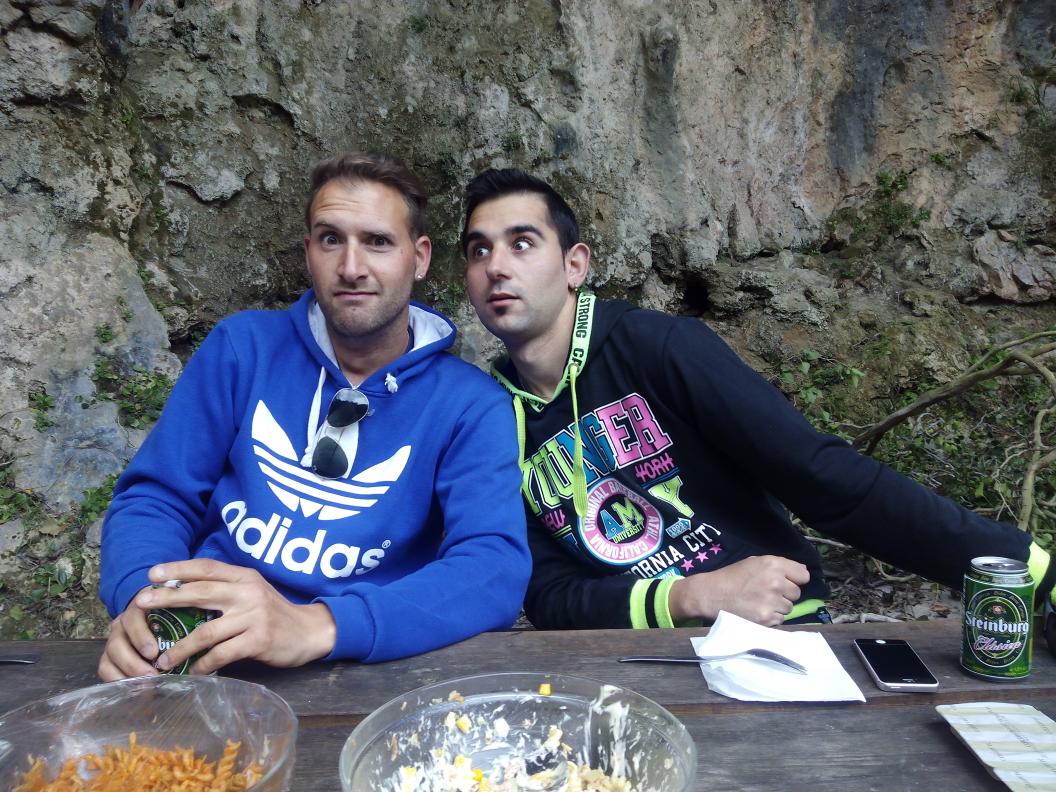 Menuda13's tweet photo. Personajazos buenos ahí!! Que bien me lo he pasao este finde con @mvcarrillo13  @SP3DROMAN  y #jesus http://t.co/937dW4OW0r