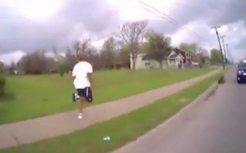Da1nOnlyCMart's tweet photo. SMH RT @thedailybeast: Wealthy donor playing cop shoots and kills unarmed black man http://t.co/7yOOEl511m http://t.co/YFXnf7wy8f