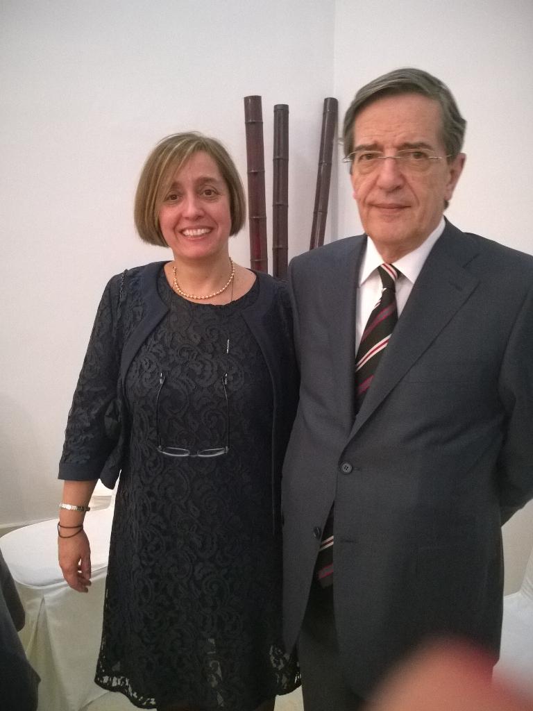 veronicadelcarp's tweet photo. Con el Prof. De la Oliva q, hizo el honor a #BrigadaTuitera #T de aceptar #PremioT a defensa de la Justicia.11-4-15 http://t.co/b1jtxOUEQv