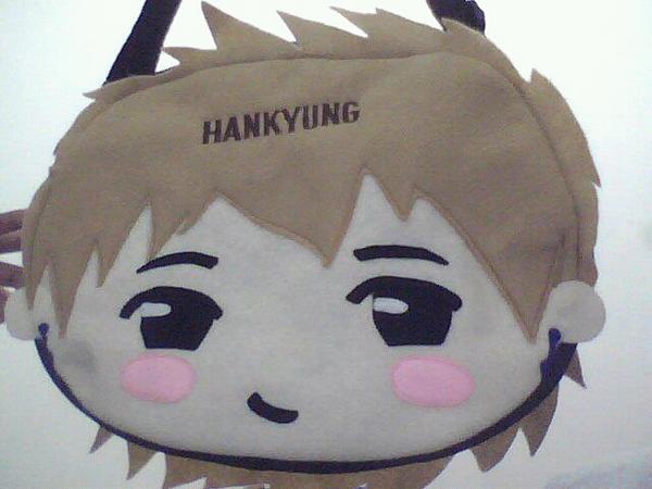 Tas kpop chibi bisa desain sepuasnya!! harga pelajar, bahan boneka dan dijamin awet. minat? 089699568188~