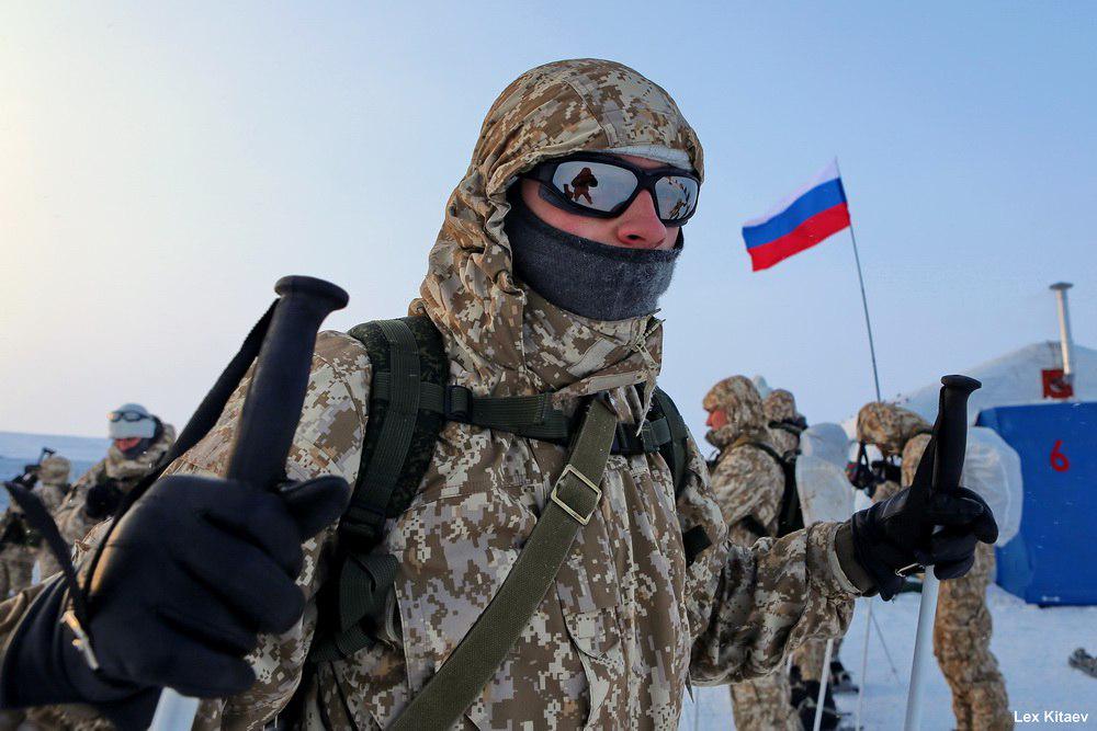 المظليين الروس والبيلاروس في تدريبات في القطب الشمالي  CCdPkHaUIAEJRBb