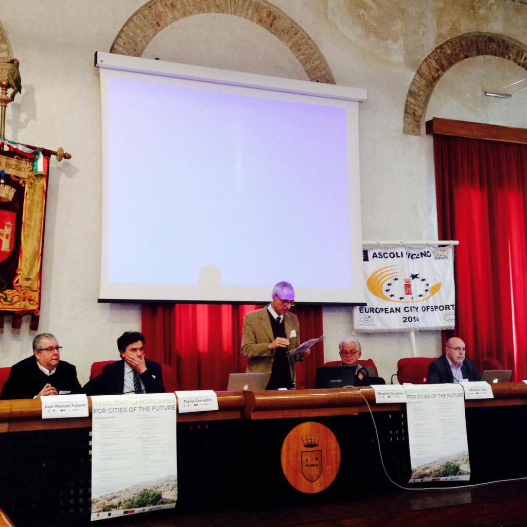 uniscape_net's tweet photo. Resilient Landscapes for cities of the future #UNISCAPE #ENROUTE http://t.co/gXo331YU6o good work! http://t.co/w27a0RTW5H