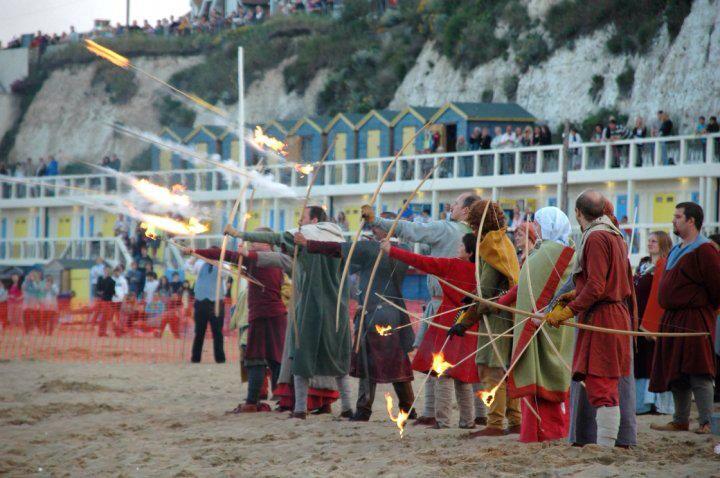 LandskerRA's tweet photo. Fancy some period archery!? @jayballsbath !? Join us to learn Early medieval skills #longbows #crossbows #firearrows http://t.co/1QzIT3Dlow