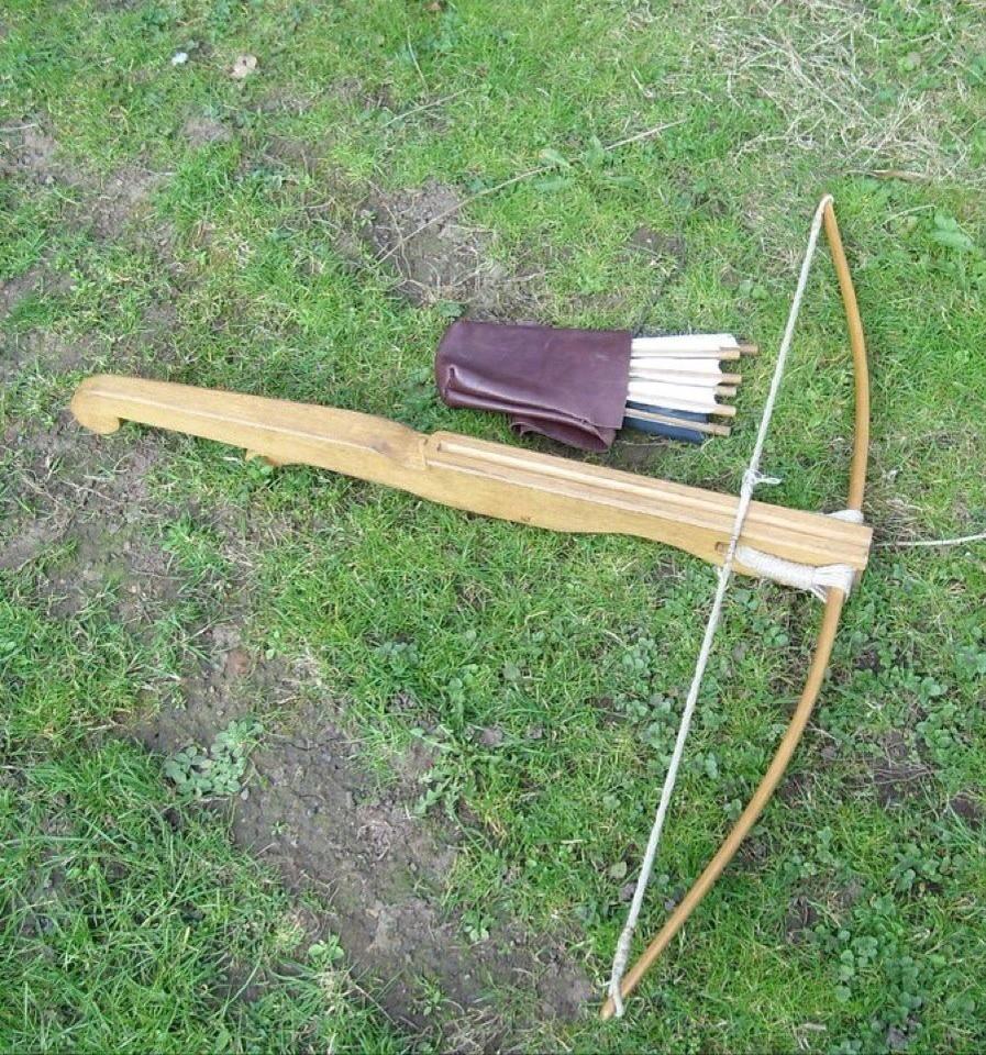 LandskerRA's tweet photo. Fancy some period archery!? @jayballsbath !? Join us to learn Early medieval skills #longbows #crossbows #firearrows http://t.co/1QzIT3Dlow
