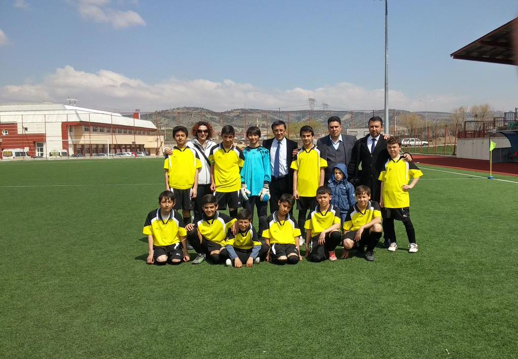 golimder's tweet image. Gölbaşı İmam Hatip Ortaokulumuza, Gençlik ve Spor İlçe Müdürlüğü turnuvasinin yarı final maçında başarılar dileriz.