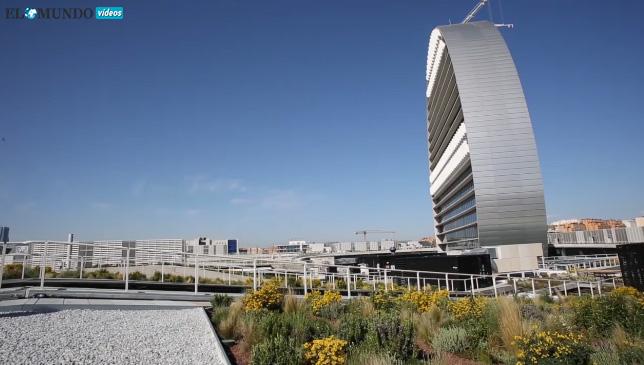 elmundoes's tweet photo. La Vela,el nuevo gigante de Madrid http://t.co/qalSmbrUl7 Por @robertobecares @elmundovideos #Arquitectura #muevetemm http://t.co/WJOFskPdGG