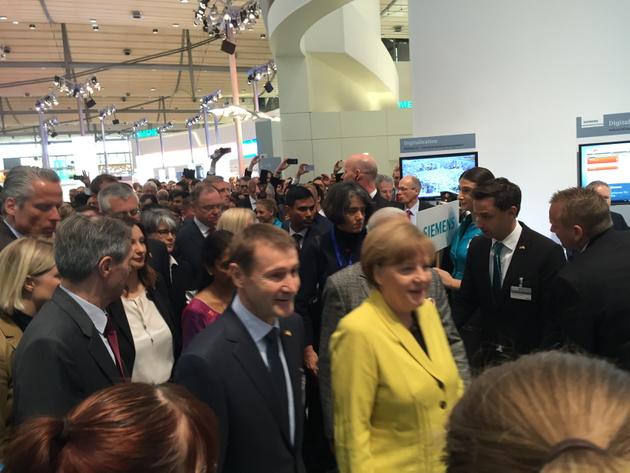 Industrie 4.0: Quote Angela Merkel: "individualized Angie perfume" produced live on Hanover Fair