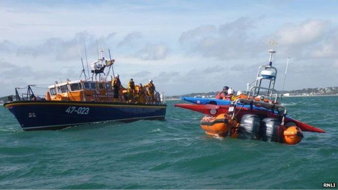 BBCRadioSolent's tweet photo. Kayakers and instructor rescued near Old Harry Rocks http://t.co/vvYYHouIQz http://t.co/KA5e8JSPYd