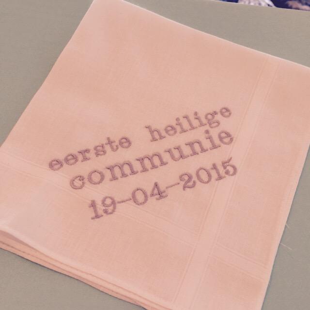 Zakdoekjes aan het maken voor #communie van kindjes van vrienden