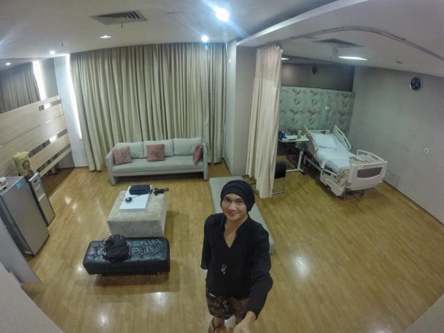 duniamanji's tweet photo. Sudah 4 malam di sini. Byebye kamar LOTUS!  #comingSUN http://t.co/npq1trL1w4