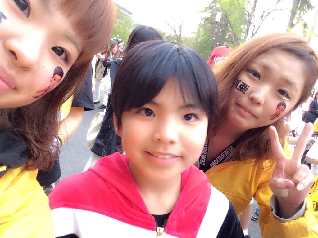 _LDH_0614's tweet photo. あらんくんの弟と

写真とってもらったあああああ💓

めっちゃ可愛かったああああ

ちなみにあらんくんのお母さんと

思われる人 目の前におる 綺麗すぎ http://t.co/X4xmV3HvBO