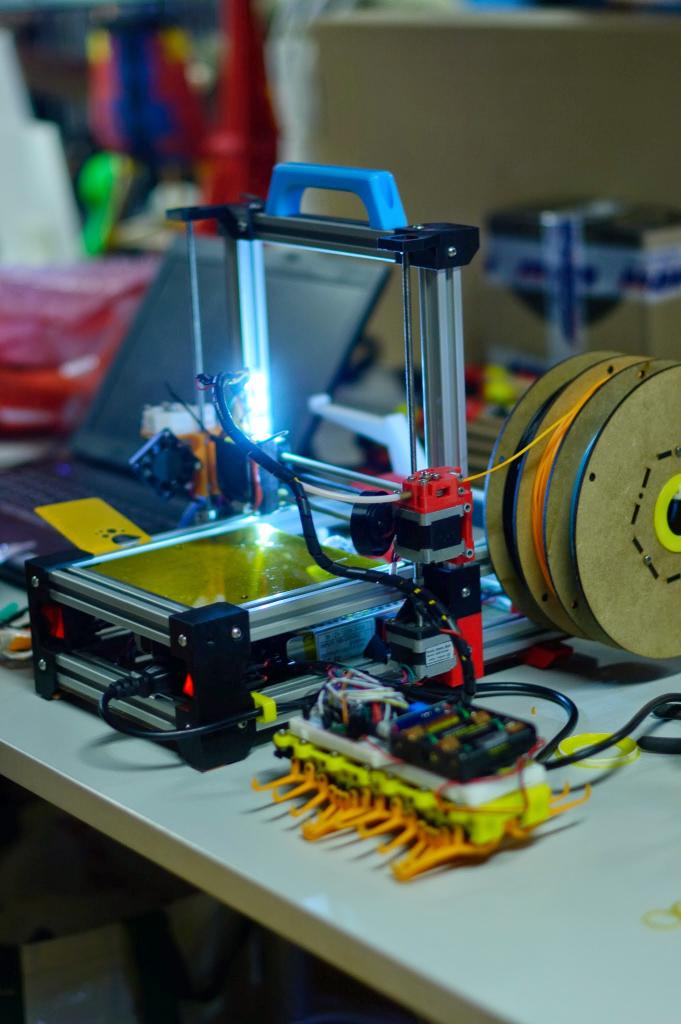 Great picture of my #FoldaRap indie build and my rappipede version of <a href="/ShellmoORG/">Shellmo</a> at #3DPP2015 by <a href="/colepower/">Juan Manuel Amuedo</a> ! :)