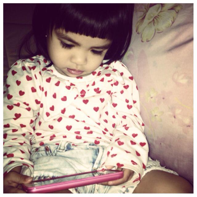 michbellucci's tweet photo. @parentingINA Michelle lagi seru nonton kartun lho 😊😊😊  #PITwitpic http://t.co/o9DcahExGC