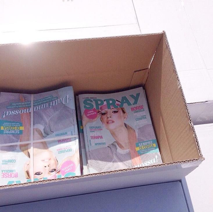SprayMagazine's tweet photo. Ecco le copie di #SprayMagazine fresche di stampa: il profumo della carta sotto il caldo sole siculo di primavera http://t.co/RoXWuEEuoB