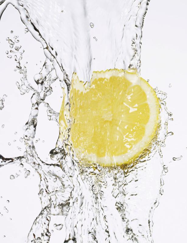 elle_es's tweet photo. ¿Por qué es tan bueno beber agua con limón en ayunas? http://t.co/IIfgRgxmK4 http://t.co/Q32NoP26BJ