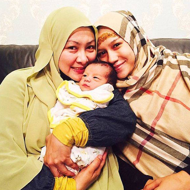 rotikaya's tweet photo. Abby Abadi datang melawat Memey Suhaiza yang baru bersalin :) http://t.co/Ni5wcsm6Dh