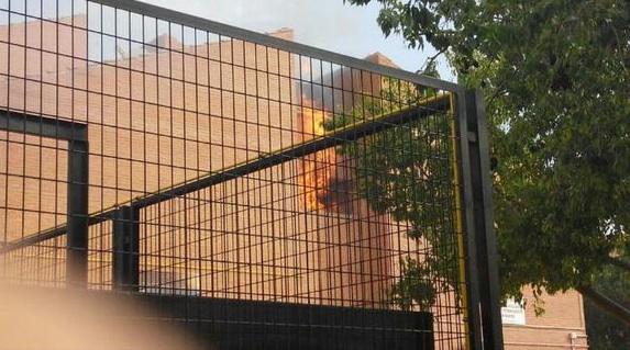 diariolaopinion's tweet photo. #Murcia. Los alumnos del Juan de la Cierva esperan en la calle, desalojados tras el fuego: http://t.co/srfoY9dZ8v http://t.co/oxAlua1D8h
