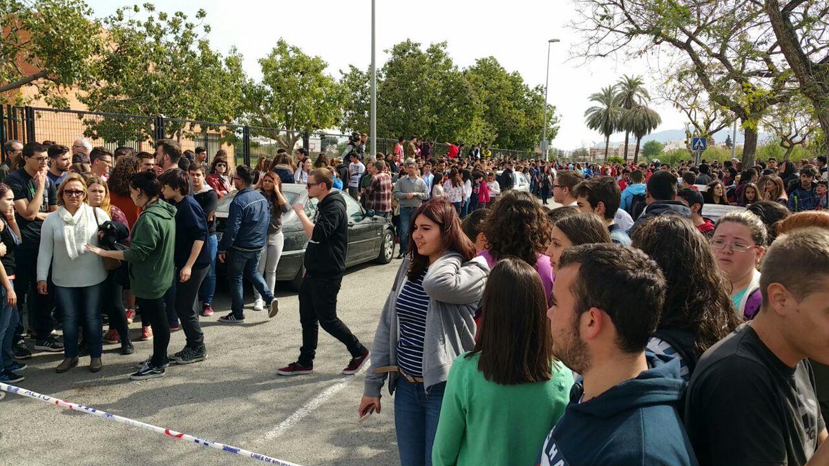 diariolaopinion's tweet photo. #Murcia. Los alumnos del Juan de la Cierva esperan en la calle, desalojados tras el fuego: http://t.co/srfoY9dZ8v http://t.co/oxAlua1D8h