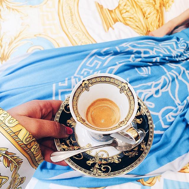 ramonatabita's tweet photo. ☕️Oggi lavoro dal letto di Dona ☕️ @versace_official #VERSACEHOME2015 😱😱 https://t.co/j77AYR2inx http://t.co/JHVkRtudx8