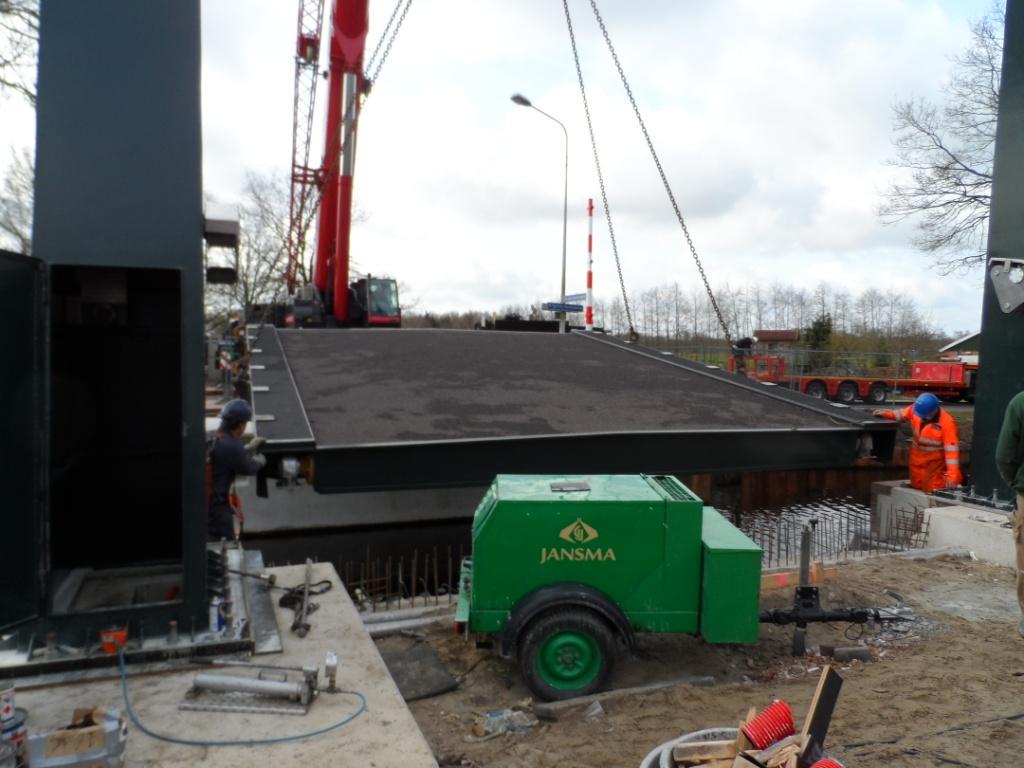 Vandaag wordt het brugdek en de balans geplaatst van de Sparjebird brug in #Hemrik. <a href="/Opsterland/">Gemeente Opsterland</a>