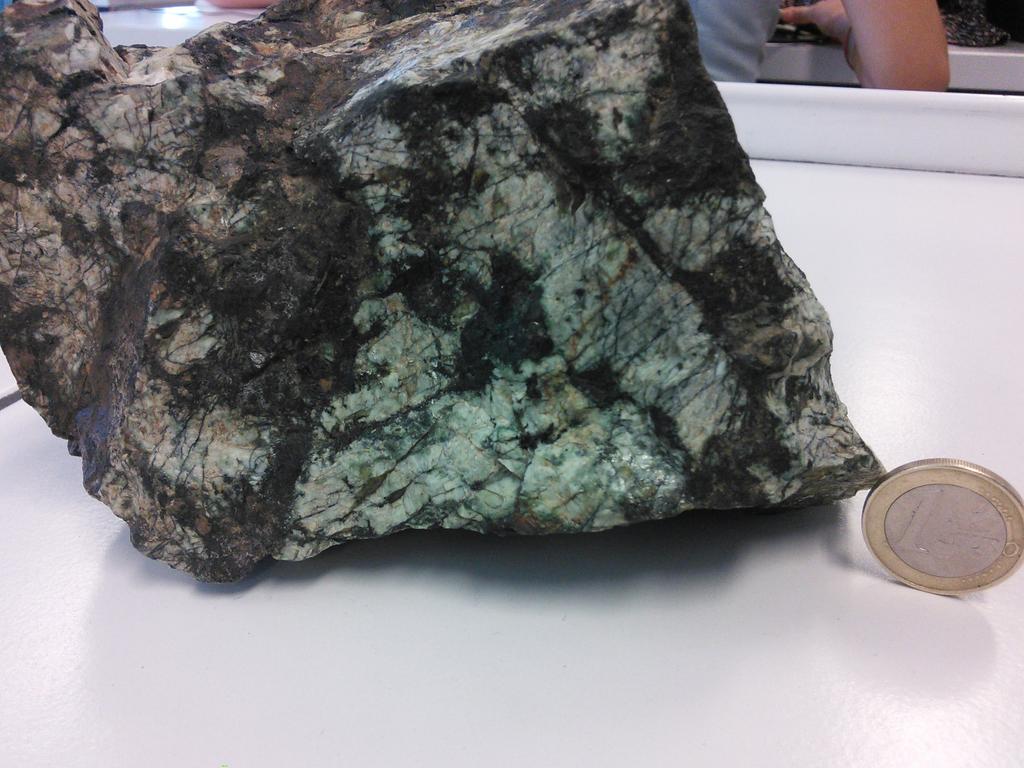 SVTSugerTab3's tweet photo. Métagabbro schiste vert #tweeteTsvt #TS #géologie http://t.co/d8Sz48qCeg