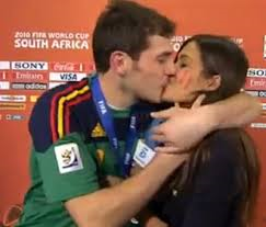 Cupido_Express's tweet photo. #BesosFamosos Mundial de Sudáfrica: Iker Casillas besa en directo a Sara Carbonero! @CasillasWorld @_Sara_Carbonero http://t.co/Dd5yrlBqMF