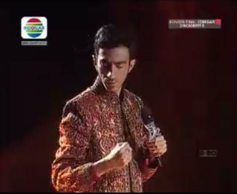 Indosiar's tweet photo. Qois dan Laila di bawakan @DA2_Reza di penampilan malam ini #DAcademy2 http://t.co/Ttyq8tjttF