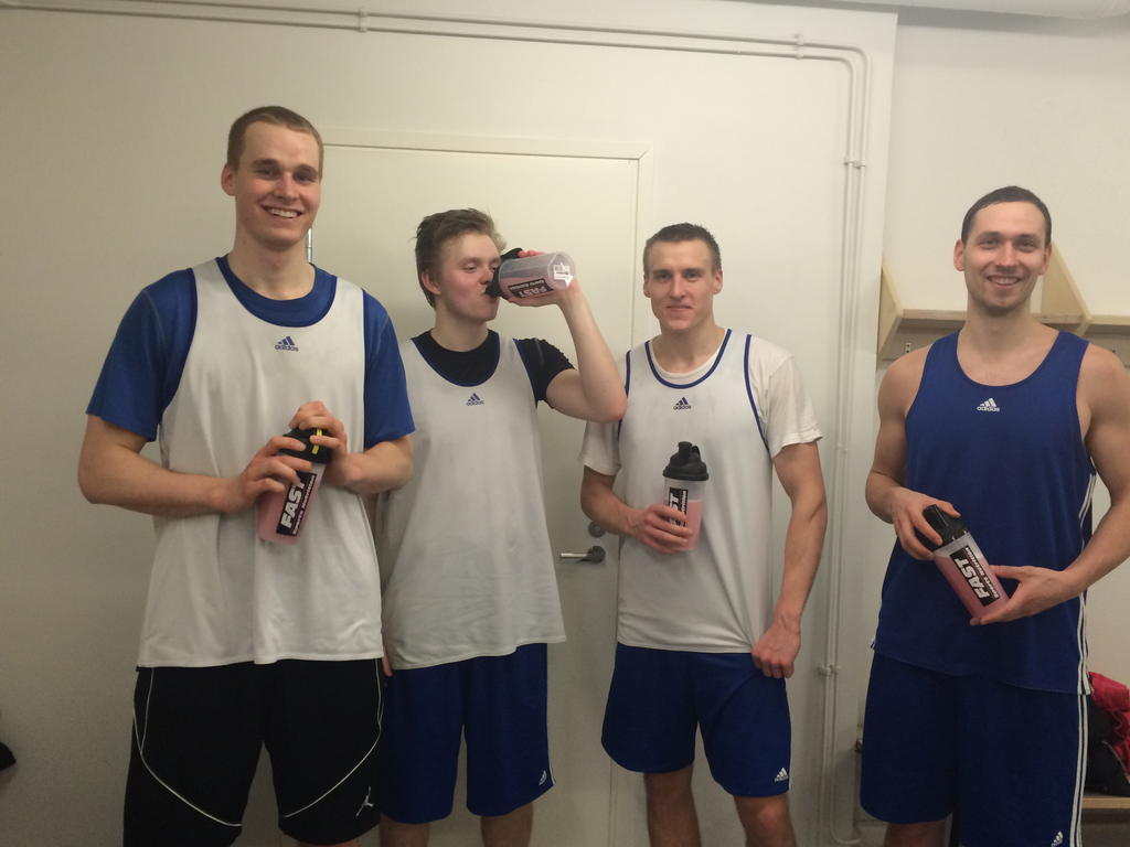 GullsBasketball's tweet photo. FAST Sports Nutrition hoitaa @GullsBasketball pelaajien palautumisen pelin jälkeen!
#Reco2 #gullsnation #Helsinki http://t.co/0QF5lQ4QAs