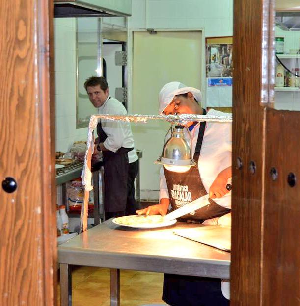 En plena faena nuestro #chef Jorge Jiménez y su ayudante Yanelis. Mucho trabajo con gran producción para comuniones.