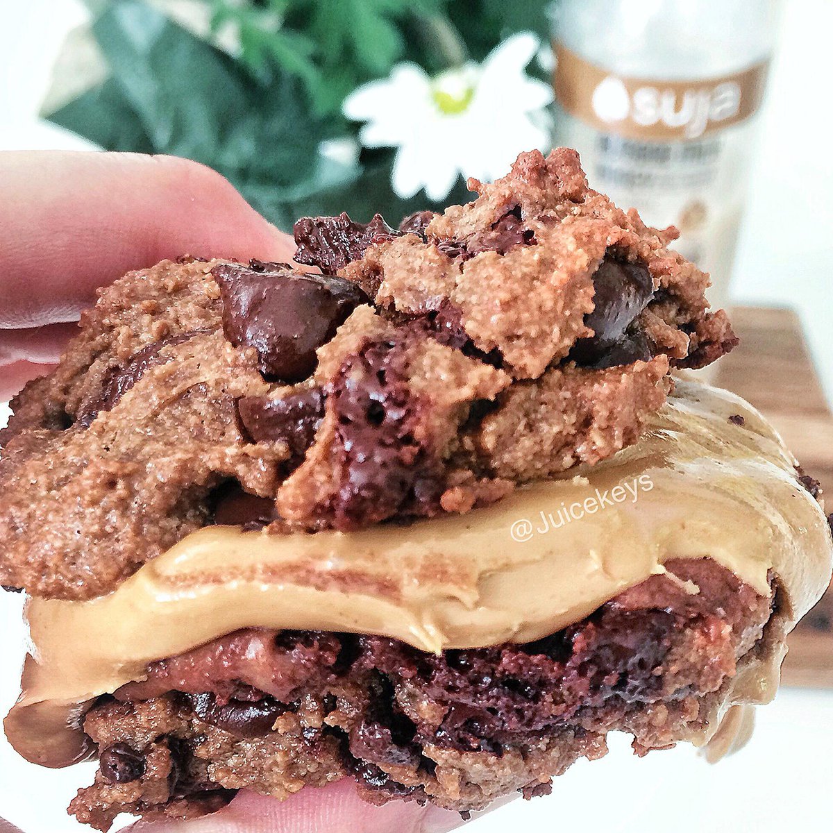 Juice_Keys's tweet photo. #glutenfree stuffed chocolate chip cookies! Recipe on http://t.co/bNGevJvenl http://t.co/3X26m3GwKd